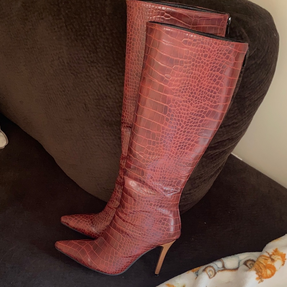 Elegant Brown Croc-Embossed Knee-High Boots - Picture 11 of 13